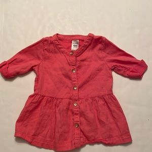 Carter’s top, size 12M. Beautiful color orange, front buttons closure